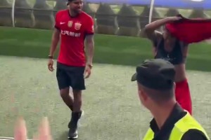 上海紫皮中立球迷找海港球員要球衣，慘遭大量申花球迷圍攻??