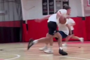 這持球真能練出來吧??弗拉格訓(xùn)練將對手晃倒在地，順勢飛身暴扣