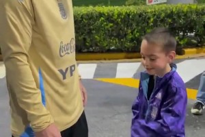 梅西看完震驚了??！小球迷讓梅西進球后做他的慶祝動作