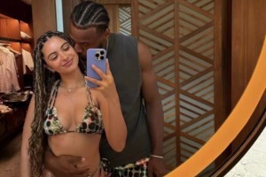 挺會玩！布朗尼和穿比基尼的女友自拍，穿的甚至是情侶色