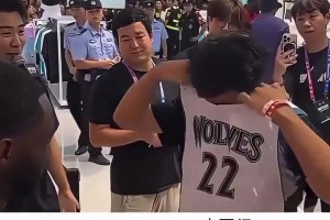 真愛(ài)粉！維金斯中國(guó)行遇死忠！身穿19件嘴哥曾經(jīng)穿過(guò)的球衣！