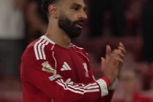 英超官推：薩拉赫最后一個離開球場，他含淚和球迷合唱若塔之歌