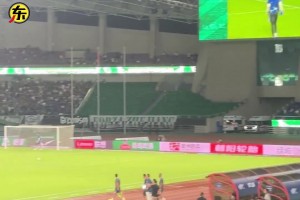 鮑亞雄感受 “回家”熱情！黃龍?bào)w育場(chǎng)大屏幕歡迎申花