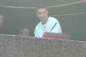 C羅吃飯被球迷圍觀，打招呼女粉尖叫連連