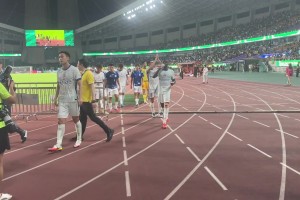 申花憾平浙江，賽后吳曦一瘸一拐帶領(lǐng)全隊(duì)向申花遠(yuǎn)征軍謝場(chǎng)!