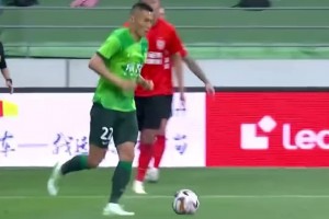 當(dāng)年吳亞軻對(duì)于大寶的不冷靜行為，導(dǎo)致國(guó)安與亞泰球員大規(guī)模沖突