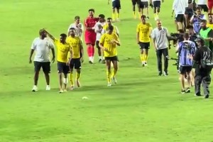 現(xiàn)場(chǎng)的球迷太幸福了！C羅賽后帶隊(duì)向球迷謝場(chǎng)，將球衣送給球迷