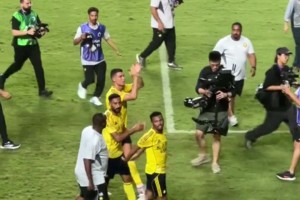 C羅率隊(duì)挺進(jìn)沙超杯決賽后，將球衣隨機(jī)送給了現(xiàn)場(chǎng)的幸運(yùn)觀眾??