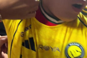 被摸麻了??哥們兒把C羅落場(chǎng)球衣穿在身上，被周?chē)那蛎钥衩? >
                                        </div>
                                    </div>
                                    <div   id=