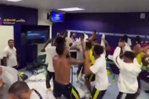 ??？其他人都在慶祝，C羅撓了撓自己的下體跟著哈哈大笑??