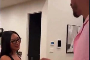 徹底放飛？小波特迎接一群美女來別墅里面唱K??