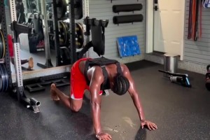 得分王訓(xùn)練還這么賣力！亞歷山大在教練安排下狂練俯臥撐超級喘