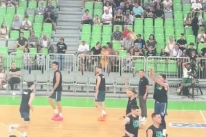 ??逆天手感！東契奇logo處隨手扔出高出天際的弧度打板命中