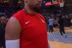 和神明溝通！名場面：狄龍在灰熊主場賽前的“死亡凝視”！