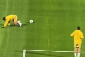 帥不過(guò)三秒??！帕雷德斯秀漂亮停球后摔了個(gè)狗啃泥