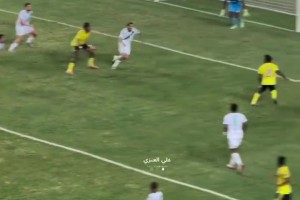 可惜沒打上力量！40歲老將C羅禁區(qū)內(nèi)倒鉤險些破門