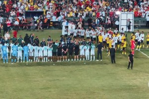 球迷實拍：看著對手領(lǐng)獎，C羅在一旁自言自語