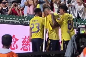 C羅哭了？打進點球后，C羅激動慶祝掩面低頭