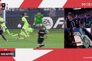 巴薩2球落后！巴爾德手球主裁查看VAR判罰點(diǎn)球！莫拉萊斯主罰命中