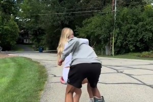 恢復(fù)順利！哈利伯頓身穿保護(hù)靴 公主抱妻子秀恩愛