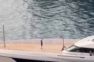 多少人夢寐以求生活??威少攜妻度假在超豪華游艇球場上訓(xùn)練~~