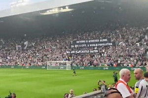 對(duì)伊薩克的警告？紐卡球迷橫幅：憑一己之力干不成任何事