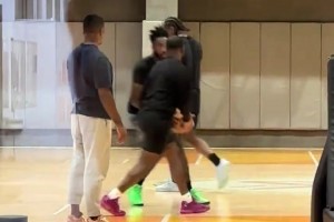 什么時(shí)候來CBA呀??小卡中國行現(xiàn)身廣州龍獅球館進(jìn)行訓(xùn)練