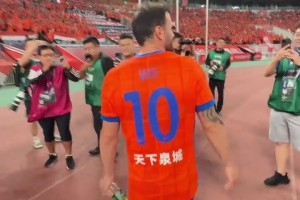 瓦科上演大四喜后與球迷互動(dòng)還有些害羞，本賽季他能拿金靴嗎