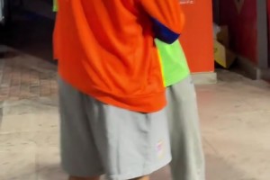 英雄惜英雄！賽后王大雷安慰李磊，比賽是殘酷的，輸贏都要釋懷