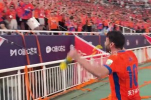 山東泰山6-0北京國(guó)安，泰山隊(duì)北看臺(tái)球迷高喊：SB服不服