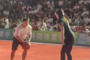 滿級防守！男球迷一個變向撞進肘子姐懷里，隨后被搶斷