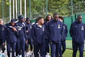 姆巴佩和登貝萊并肩而行，和一旁的小圖拉姆有說有笑??