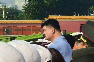 網(wǎng)友：把后面的人擋完了！姚明也現(xiàn)身九三大閱兵盛典，這身高太醒目了！