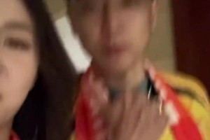 現(xiàn)場觀戰(zhàn)京魯大戰(zhàn)的后遺癥來了！高詩巖第二天還穿著王大雷球衣