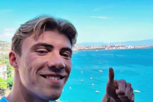 一家親！泰山球迷在路上遇到球隊大巴，雙方互相鳴笛致意??