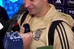 大馬?。喊⒏⒆闱蚴飞献顐ゴ蟮拈T將就是阿瑪尼??