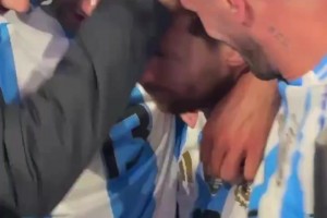 賽后梅西被隊友們緊緊擁抱，梅西：你們會讓我哭的??