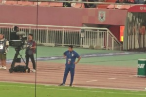 實拍：韓鵬大比分領(lǐng)先時仍站立指揮，而國安主帥塞蒂恩。。。??