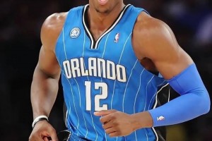 楊毅：霍華德就是沒(méi)有自主進(jìn)攻能力的藍(lán)領(lǐng)中鋒，都是隊(duì)友給他創(chuàng)造得分機(jī)會(huì)