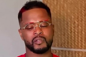 不慣著！當年阿德遭瓦倫西亞球員暗算，藍黑國王直接“正當防衛(wèi)”