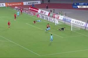 解說員差點(diǎn)“哎呦”過去??！鹽城球員小禁區(qū)線前補(bǔ)射居然踢高