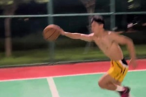 中國(guó)字母哥？一位小哥上演大三部從三分線跳到內(nèi)線暴扣好戲！