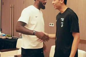 崔永熙在詹姆斯中國(guó)行現(xiàn)場(chǎng)請(qǐng)求老詹再打5年！老詹婉拒：No??