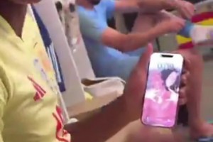 熱戀期??亞馬爾在更衣室向隊友展示自己的手機壁紙