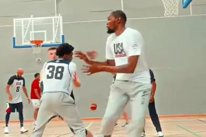 楊毅：杜蘭特就去勇士拿了冠軍后才被稱為小王，不然就登威一級(jí)別