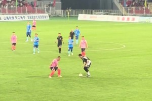 逗比哈！郭艾倫參加名人足球賽 直接拿起足球運(yùn)到禁區(qū)被二哥撂倒