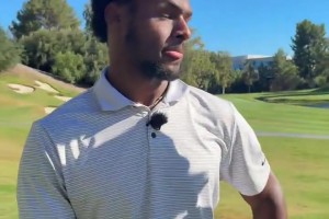 追隨父親的腳步！布朗尼休賽期也開始苦練高爾夫球了????