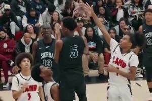 讓詹姆斯捂臉的扣籃！名場(chǎng)面：詹姆斯對(duì)兩個(gè)兒子扣籃的反應(yīng)！