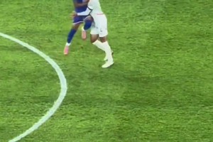 姆總的迷惑行為?? 法國世預(yù)賽2-1冰島，姆巴佩開球時(shí)撞向?qū)κ? >
                                        </div>
                                    </div>
                                    <div   id=