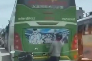 梅西鐵粉！球迷在堵車時擦拭前車的梅西海報??